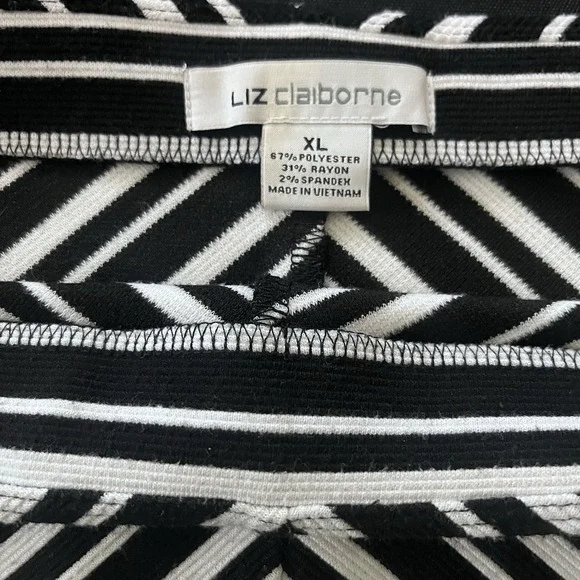 Wm's XL Black & White Chevron Swing Skirt | Classic Pull-On A-Line Work to Wear - Picture 3 of 3
